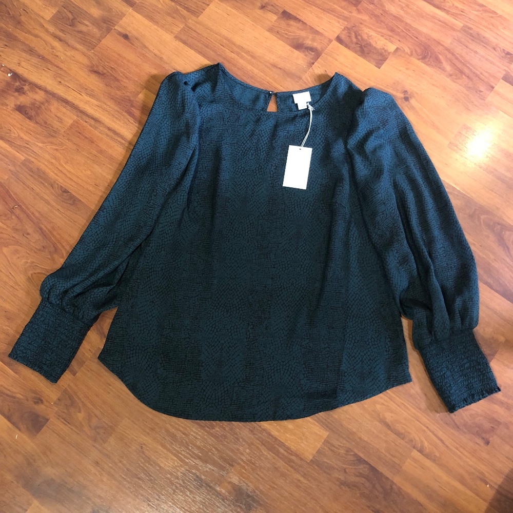 NWT a new day quarter sleeve silky blouse. Green and black color.